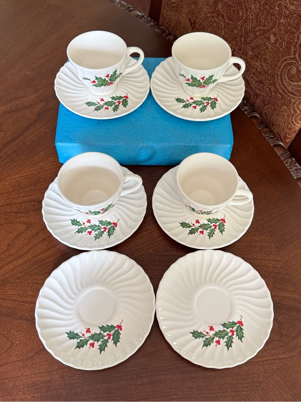 4 VTG Unmarked SCIO Holly Christmas Swirl Scalloped Cup & Saucer Sets +2 Saucers